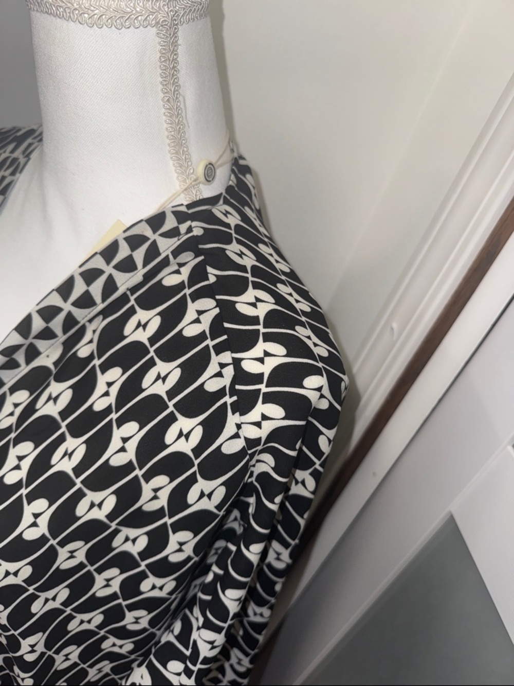Max Studio Black and White Geometric Wrap Scarf - Picture 7 of 11